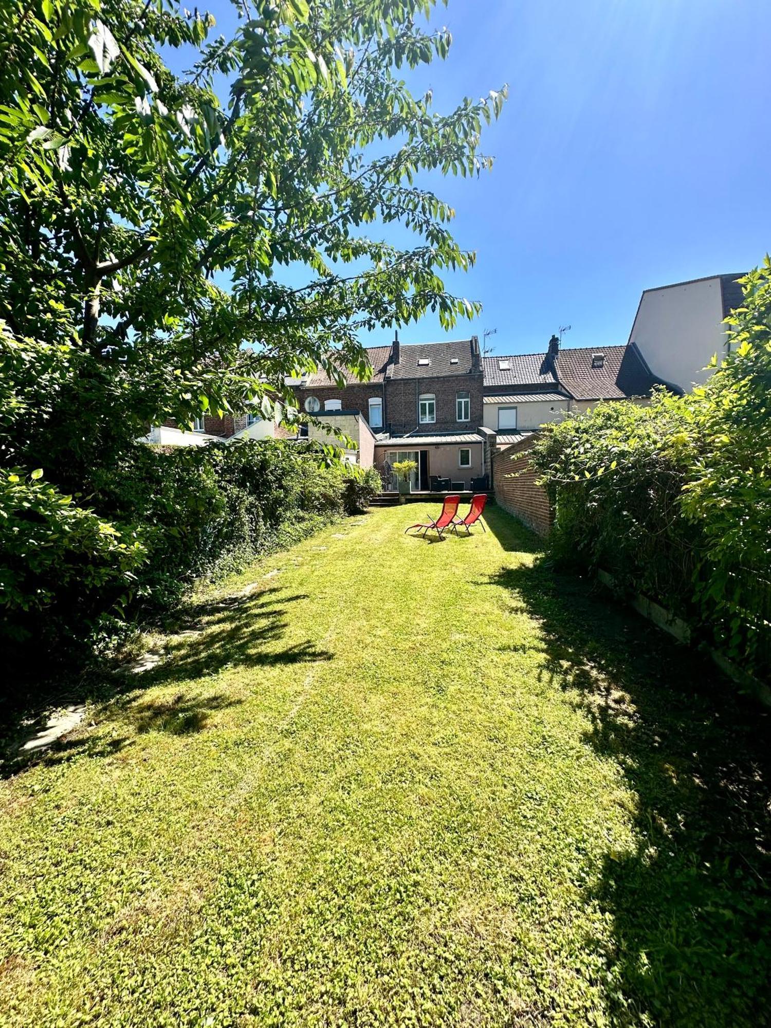 Oasis Citadine Terrasse Intime Jardin Privatif En Plein Centre Ville 70M2 Cambrai Bagian luar foto